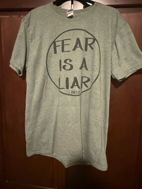 Gildan Olive Green "Fear Is A Liar" Short Sleeve Tee Unisex Size L